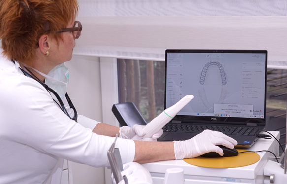 Dr. Karin Terlau kontrolliert vor dem Scan die Monitordarstellung