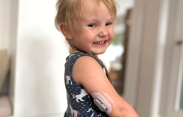 Fotografie eines kleinen Mädchens mit einer Insulinpumpe