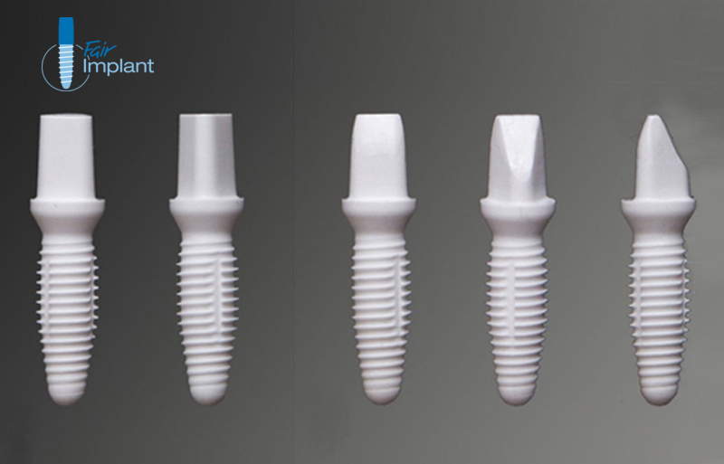 Darstellung zweier Keramikimplantate von allen Seiten